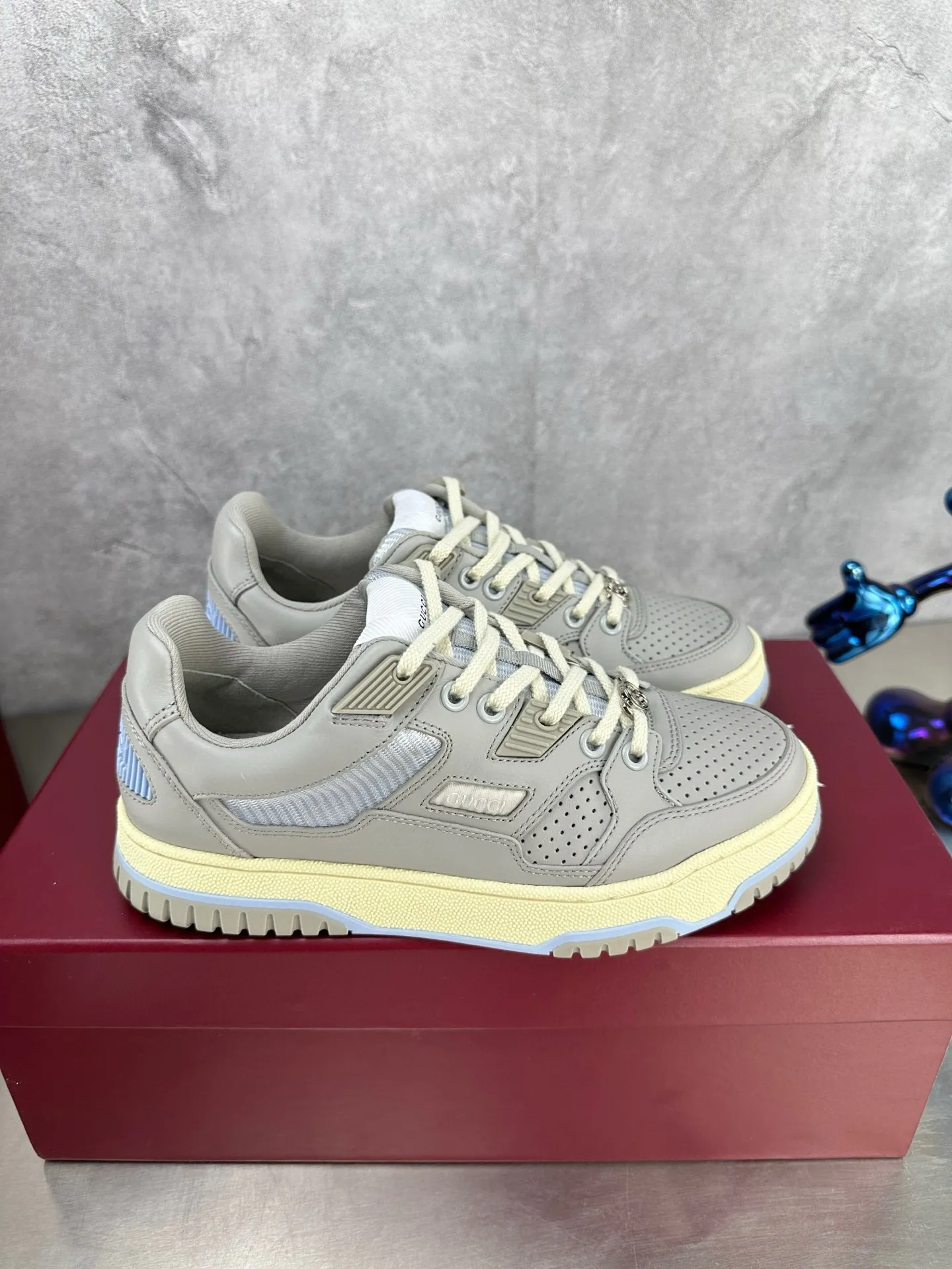 Factory price: 640💰The top version of Gucci Gucci's latest hot-selling couple's sneaker series is shipped. The original version is purchased, developed and manufactured. This high-low top sneaker adopts a basketball-style silhouette design, cleverly incorporating hollow panels and distressed effects, showing its unique ingenuity. The ingenuity incorporates brand logo details such as interlocking Double G styling accessories and Gucci lettering, a low-key tribute to the brand's design heritage. Exquisite packaging at the delivery counter 🛍📦 ▪️ Fabric: Original customized imported first-layer cowhide ▪️ Inner lining: Imported first-layer cowhide ▪️ Sole: Original molded TPU sole ▪️ Sole thickness: 3cm ▪️ Size: Women's 35-41 Men's 38-45 (Female 41, Men 38 45 customized) ▪️ p
